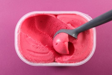 Quelle quantité de glace contient un bac de 5 L ?
